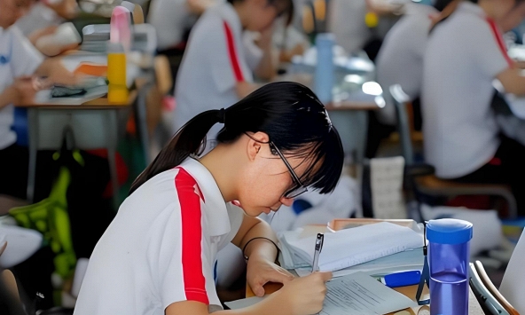Mở tiệc mừng 5 ngày vì con thi ĐH điểm cao top 10 tỉnh, ngày giấy báo nhập học về, bố mẹ sững sờ khi đọc tên ngành