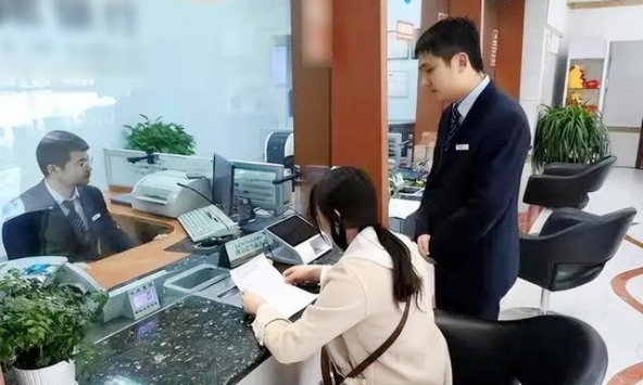 Phát hiện người phụ nữ đến ngân hàng rút 10 tỷ đồng tiền mặt trong 1 ngày, công an lập tức vào cuộc điều tra