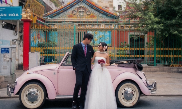'Quyết định đúng đắn nhất là sang Việt Nam chụp ảnh cưới': Bộ ảnh tại khu chợ cũ của cặp đôi Thái Lan gây bão khắp quốc tế