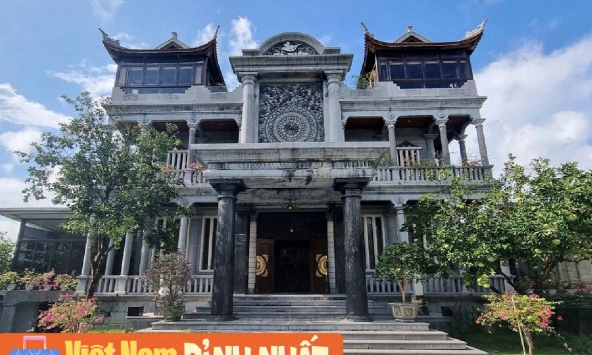 Việt Nam có toà lâu đài cao 27m, nặng 3.000 tấn, 21 cột nguyên khối, xây suốt 14 năm bởi 1 người thợ chưa từng học qua kiến trúc