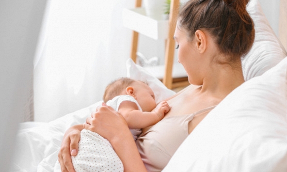 Bé đang bú thì ngủ, có nên gọi dậy bú tiếp? Nhiều cha mẹ vẫn làm sai cách
