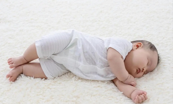 Bé ngủ hay giật mình, vặn người? 5 mẹo này sẽ giúp bố mẹ bớt vất vả hơn
