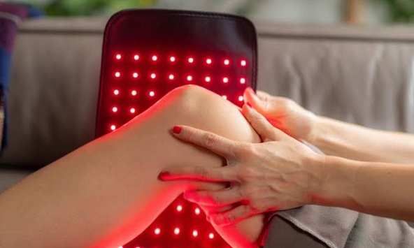 Đau đầu gối, đừng vội tin vào 'đèn đỏ' đang gây sốt mạng xã hội: Muốn có tác dụng, bạn phải chọn đúng loại ánh sáng