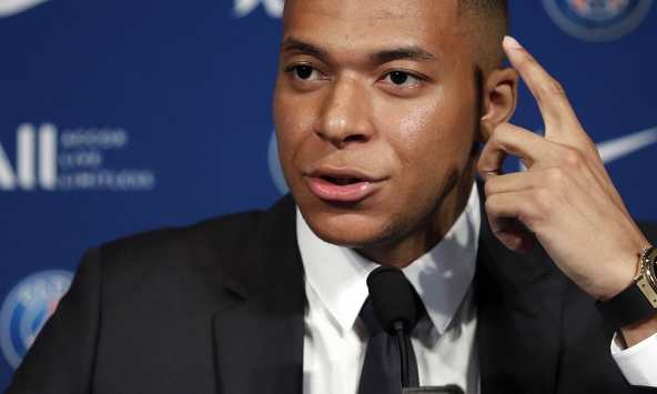 Mbappé ghi bàn bằng chân, ghi điểm bằng tiếng Anh!
