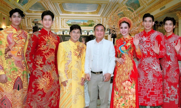 Á hậu Phạm Thúy Anh cuốn hút trong vai trò “The Face” trình diễn BST “Tinh Hoa Việt Nam”