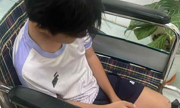 Bé trai 12 tuổi đã mắc ung thư giai đoạn cuối, bố mẹ đau lòng: 'Giá như tôi không cho con ăn chúng'