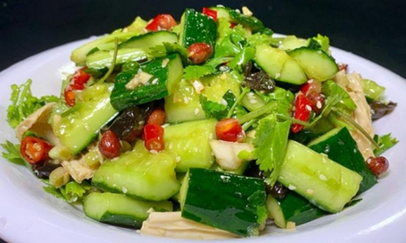 Nữ sinh 20 tuổi đau bụng, rối loạn kinh nguyệt vì ăn dưa chuột, bác sĩ lên tiếng cảnh báo