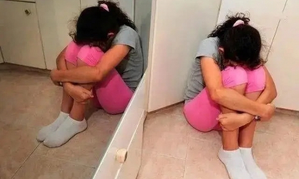 Thấy con gái 8 tuổi liên tục kẹp chặt 2 chân, mẹ liền nổi giận mắng mỏ 1 trận để rồi sau đó hối hận vô cùng
