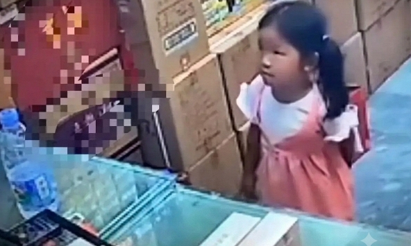 Bé gái 4 tuổi tự đi mua mì, bà chủ hỏi mẹ cháu đâu, câu trả lời của đứa trẻ khiến cô nghẹn ngào rơi lệ