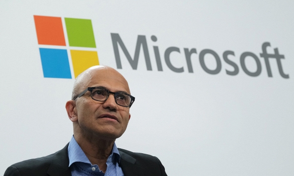 CEO Microsoft ám chỉ Anthropic là kẻ đạo đức giả: Dùng dữ liệu internet để huấn luyện Claude rồi cấm người khác làm vậy