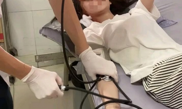 Cô gái 28 tuổi phát hoảng vì tử cung “lúc nhúc” khối u, nghẹn giọng: 'Tôi đã đánh đổi 2 thứ cho công việc'