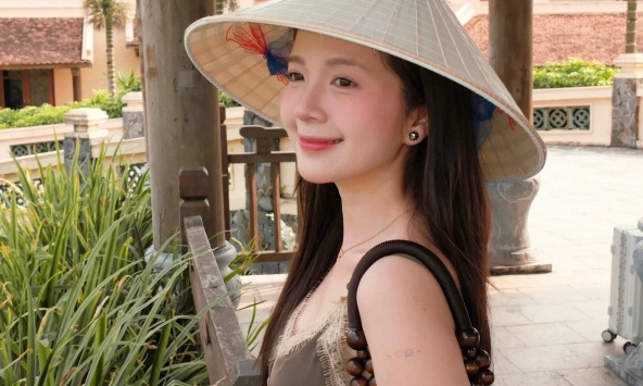Khó rời mắt khỏi nhan sắc trong trẻo của nữ diễn viên phim giờ vàng của VTV