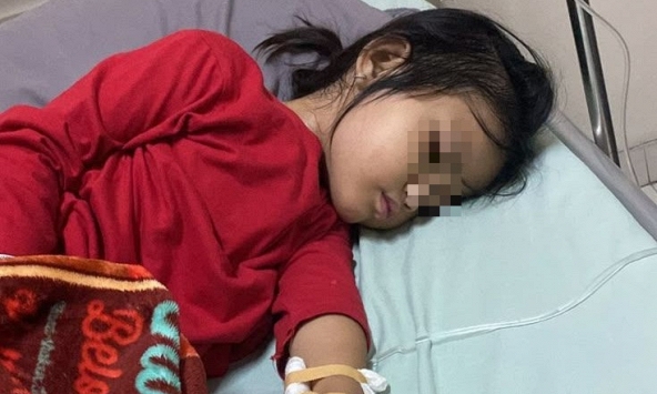 Bé gái 5 tuổi nhiễm 'siêu vi khuẩn', gặp nguy hiểm vì món ăn vặt ngọt mát mùa hè người lớn còn mê