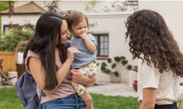 Đừng thô bạo ép con chào hỏi: 3 biểu hiện có vẻ vô lễ này thực chất là tín hiệu của trí tuệ cảm xúc cao