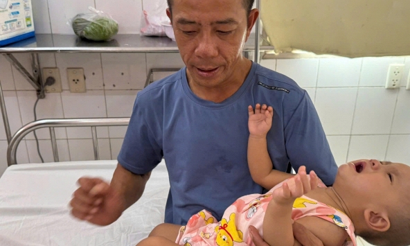 Hơn 40 tuổi mới được làm cha, người đàn ông khẩn cầu cứu con gái mắc bệnh hiếm gặp