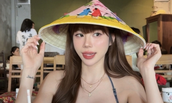 Thà nhẹ chiếc ảnh uống cà phê tại Đà Nẵng, nữ du khách thu hút ánh nhìn