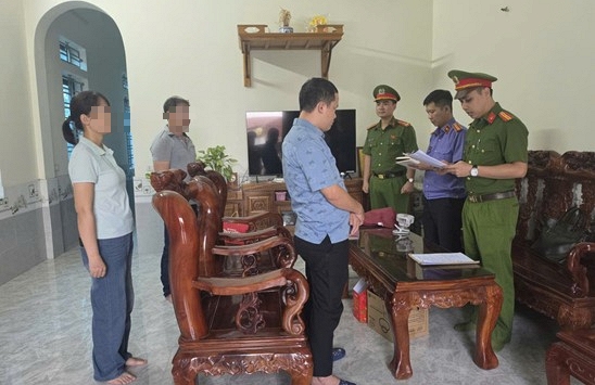 Thi hành lệnh khám xét chỗ ở, nơi làm việc, bắt tạm giam cựu thủ quỹ xã Trần Thị Thu Thảo SN 1970