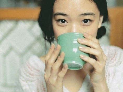 Vì sao nên uống nước ấm ngay sau khi thức dậy buổi sáng?