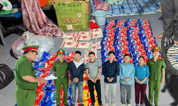 Công an ập vào kiểm tra, khám xét lúc 10 sáng, bắt tạm giam quản lý Phạm Thị Phương SN 1978