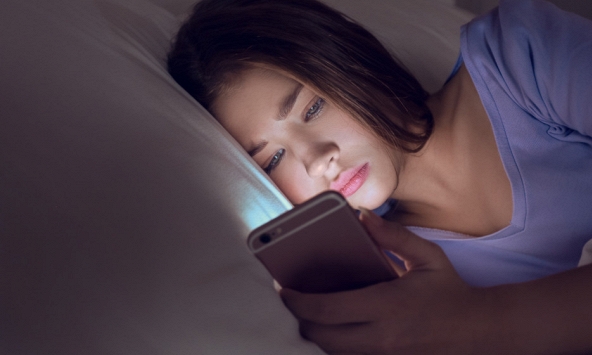 Lời khuyên cho những người thường xuyên lướt điện thoại trước khi ngủ