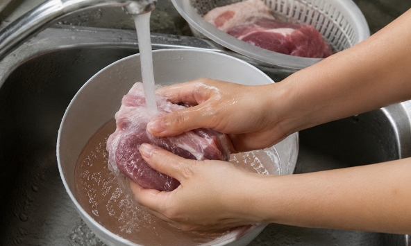 Người Việt mắc sai lầm khi rửa thịt sống trước khi nấu