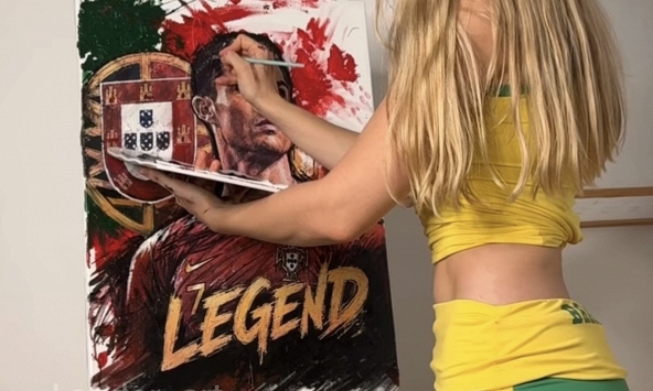 Nữ họa sĩ 1,3M sub gây bão khi 'sút bóng' vẽ chân dung Ronaldo