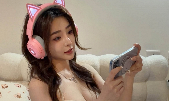 Quảng cáo tai nghe nhưng 'lỡ' xinh đẹp quá mức, nữ game thủ khiến CĐM không khỏi xao xuyến