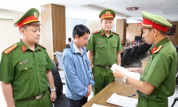 Thi hành lệnh bắt tạm giam cán bộ phòng giáo dục Nguyễn Văn Chương 43 tuổi