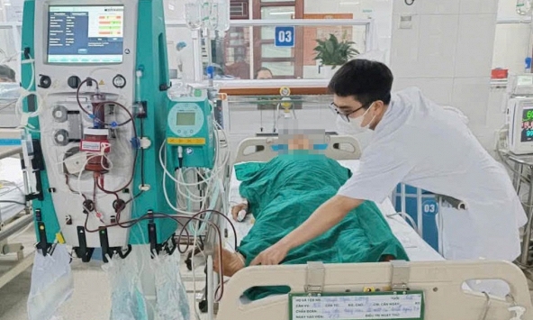 Cấp cứu người đàn ông bị suy gan thận, phải lọc máu khẩn cấp sau khi ăn mật cá trắm