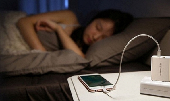 Có nên cắm sạc điện thoại qua đêm không?