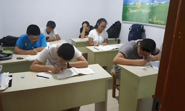 Con học thêm suốt 4 năm, gia đình chi hơn 2,2 tỷ đồng nhưng điểm số vẫn 'giậm chân tại chỗ', người cha quyết kiện trung tâm