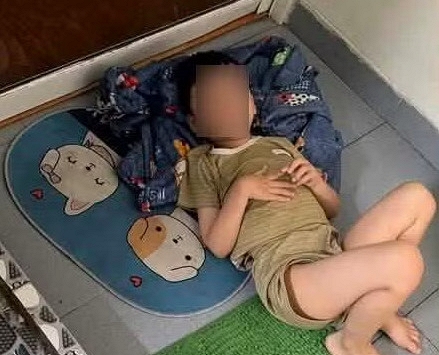 Giáo viên mầm non bị tố bắt trẻ ngủ trước cửa nhà vệ sinh: Bé làm ồn, không ngủ trưa nên bị cô phạt