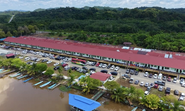 Ngôi nhà dài 250m có 780 người chung sống: Cứ có người cưới là lại nối dài thêm, đã tồn tại gần 100 năm