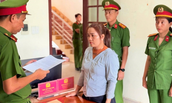 Thi hành lệnh bắt tạm giam người phụ nữ thu mua mủ cao su Hoàng Thị Lý
