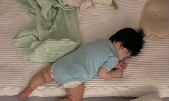 Trẻ nhỏ thích 'nằm sấp' và 'nằm ngửa', khi lớn lên sẽ có 3 sự khác biệt rõ rệt