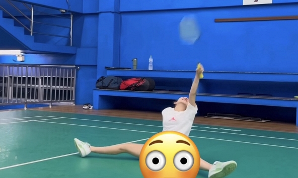 Cô gái trổ tài 'xoạc' ngay trên sân cầu lông thu về gần 6 triệu lượt xem, fan ngỡ ngàng 