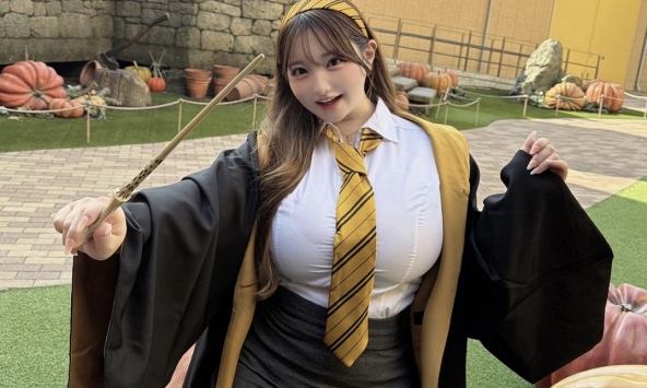 Hóa thân thành nữ sinh Hogwarts sở hữu vóc dáng chuẩn đồng hồ cát, hot girl hút tương tác