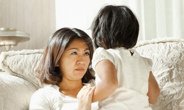 Sai lầm tai hại bào mòn cả gia đình: Đẩy 'vai ác' cho người mẹ phải đóng!