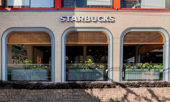 Starbucks Việt Nam gây tranh cãi vì lạm dụng AI, khách hàng chê đồng phục và thiết kế 'mất chất'