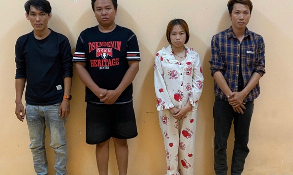 Ập vào nhà nghỉ, công an bắt Trần Ngọc Lành SN 1997 và 5 người khác