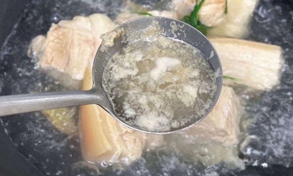 Bọt nổi lên khi luộc thịt có màu gì thì cần vớt ra? Giật mình biết đáp án