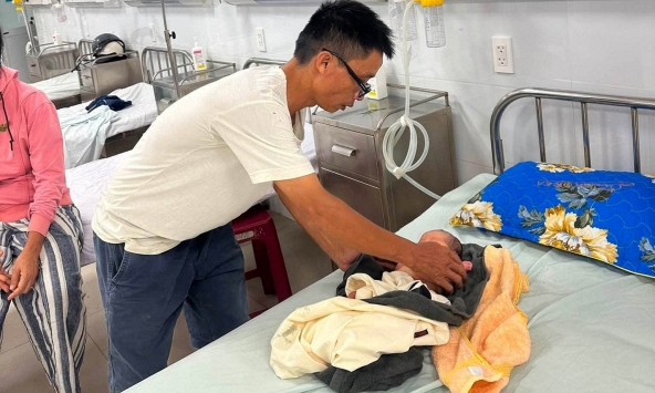 Cháu bé đi đá bóng phát hiện một trẻ sơ sinh nằm ở lề đường, công an phường đang xác minh nhân thân 