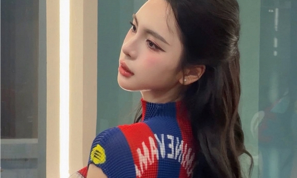 Fan girl Barcelona khéo léo cổ vũ cả hai đội tuyển, khiến ai cũng phải gật gù vì sự tinh tế