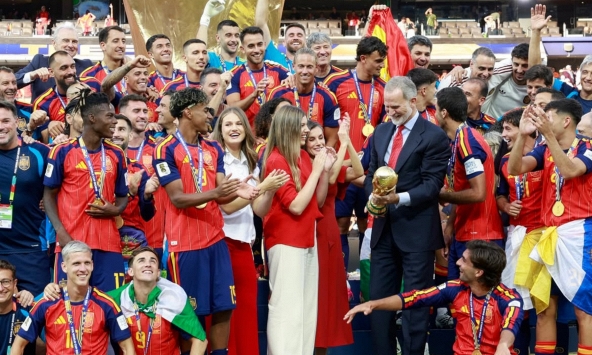 Gia đình Vua Felipe VI 'quẩy' hết mình sau chiến thắng lịch sử của tuyển Tây Ban Nha