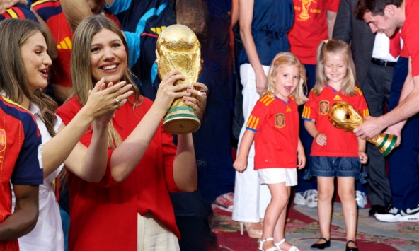 Hai Công chúa Tây Ban Nha ôm cúp vàng World Cup sau 16 năm