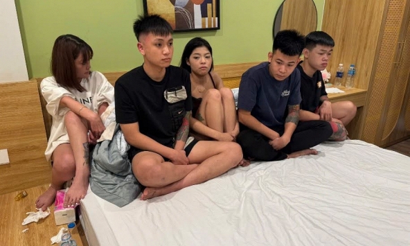 Kiểm tra chung cư cao cấp, Công an bắt giữ Đỗ Thị Yến Nhi cùng 3 đối tượng: Phạm Đức Hiếu SN 2009 vừa xuất hiện đã bị khống chế