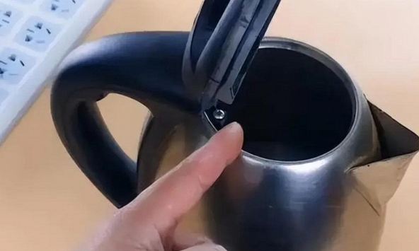 Lời khuyên đến những người để nước trong ấm siêu tốc qua đêm