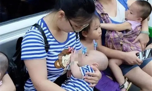 Mẹ bỉm bị chê 'vô duyên' vì cho con bú trên tàu, câu đáp trả 'bá khí' của 1 bác gái khiến cả toa tàu im lặng