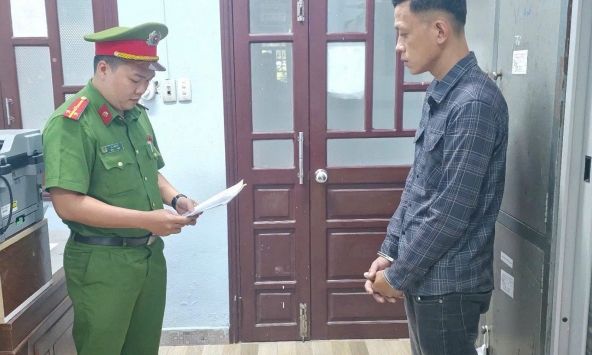 Thi hành lệnh bắt tạm giam nhân viên giao hàng Lê Tấn Hùng SN 1997