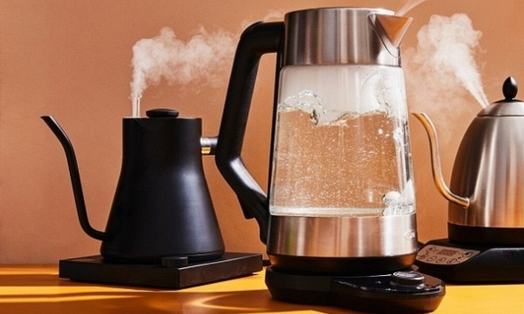 Có nên để nước trong ấm siêu tốc sau khi đun?